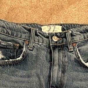 Free people boyfriend jeans. Never worn size 27 however they fit more like 25-26